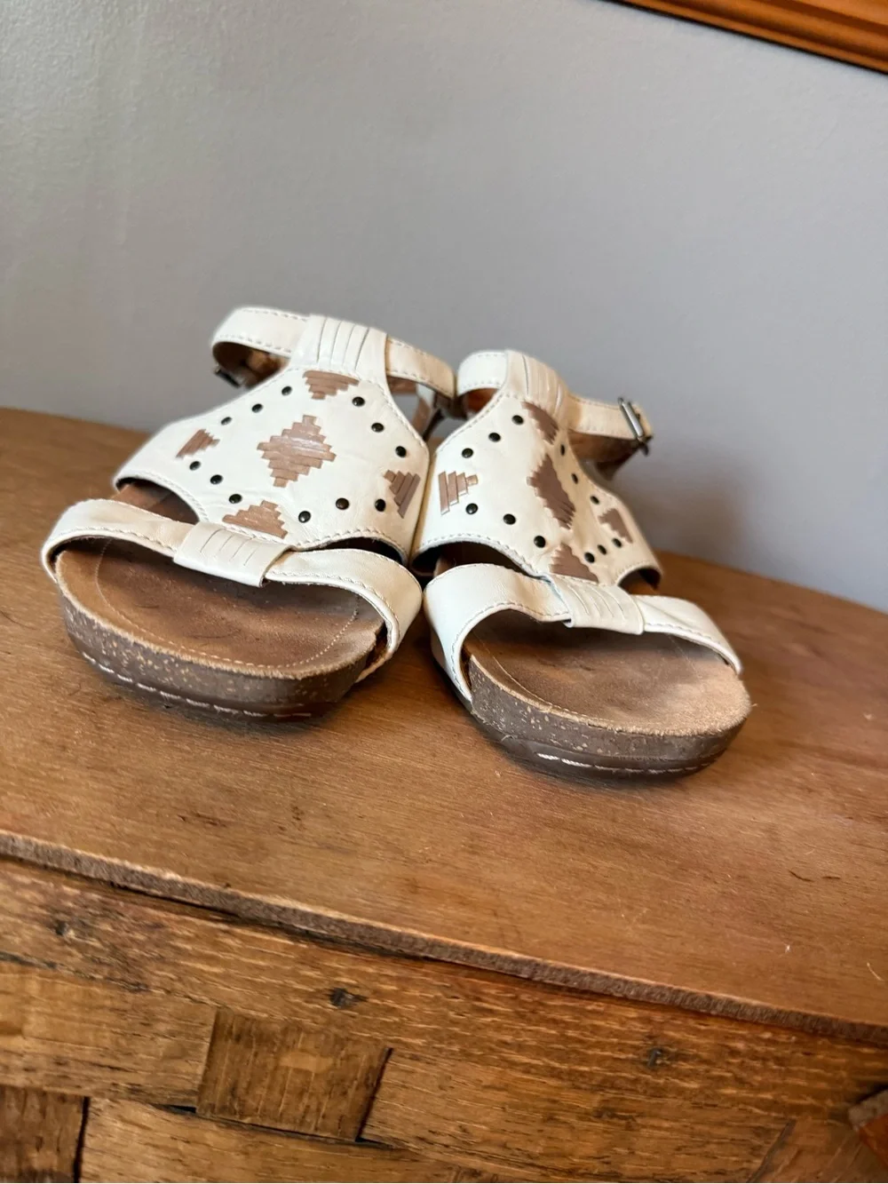 Clarks Artisan white leather strappy geometric Southwestern-style sandals 8